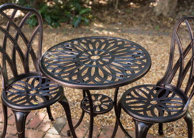 Ensemble Bistro Versailles 3 morceaux en fonte d'aluminium incluant la table et 2 chaises